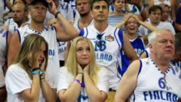 Aficionados de Finlandia tras el partido ante Nueva Zelanda en el Mundial de Baloncesto celebrado en el Bilbao Exhibition Center (BEC), perteneciente al grupo C