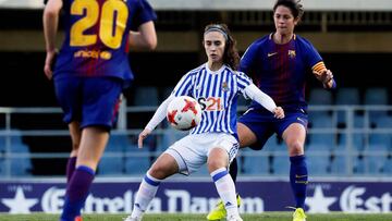 Nahikari controla el balón ante Marta Torrejón.