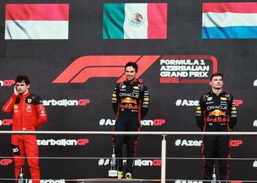 Sergio Pérez, Max Verstappen y Charles Leclerc en el podio del Gran Premio de Azerbaiyán.