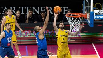 GRAFCAN6665. LA LAGUNA (TENERIFE), 23/03/2021.- El jugador del Lenovo Tenerife Justa (d) y el jugador del KK Igokea Carmichael (i) durante el partido de la Liga de Campeones FIBA que ambos equipos disputaron este martes en el pabellón Santiago Martín, en La Laguna. EFE/ Miguel Barreto