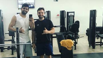 Diego Costa, entren&aacute;ndose en el gimnasio junto a un amigo, a&uacute;n en Brasil