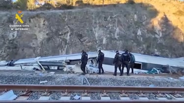 Personal de emergencias caminan en el lugar de la colisión mortal de dos trenes de alta velocidad cerca de Adamuz, Córdoba.
