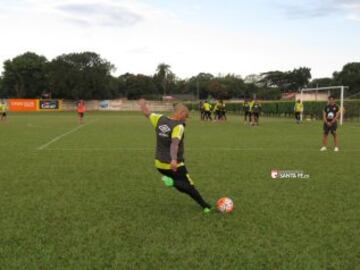 19 jugadores de Santa Fe viajaron a Bolivia para el partido frente a Oriente Petrolero el 4 de febrero.