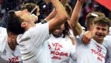 Lewandowski bebe champán durante la fiesta polaca por la Eurocopa.