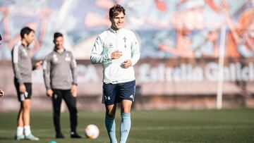 El centrocampista Denis Suárez sonríe durante un entrenamiento del Celta en Balaídos.