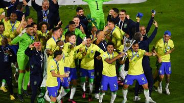 Brazil's Andrey Santos holds the trophy after winning the South American U-20 football championship after defeating Uruguay 2-0 in their final round match, at El Campin stadium in Bogota, on February 12, 2023. (Photo by Juan BARRETO / AFP)