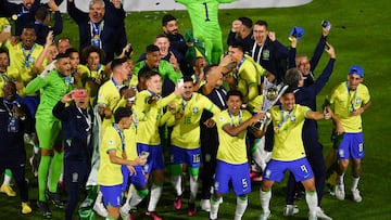 Brazil's Andrey Santos holds the trophy after winning the South American U-20 football championship after defeating Uruguay 2-0 in their final round match, at El Campin stadium in Bogota, on February 12, 2023. (Photo by Juan BARRETO / AFP)