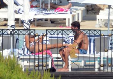 La bella pareja se casó por sorpresa el pasado mes de mayo en una ceremonia íntima. El jugador del Chelsea aprovecha los últimos días de vacaciones para disfrutar de la Costa Azul en Antibes antes de incorporarse de nuevo al trabajo. 