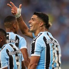 Luis Suárez hits title-winning hat-trick on Brazil debut with Gremio