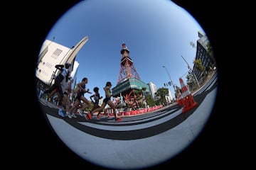 Un momento de la maratón femenina captado con una lente de ojo de pez. 