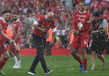 Los Reds celebran el t¨ªtulo n¨²mero 20 de liga tras golear al Tottenham 5-1 en el estadio de Anfield. En la imagen, Arne Slot y Virgil van Dijk.