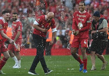 Los Reds celebran el título número 20 de liga tras golear al Tottenham 5-1 en el estadio de Anfield. En la imagen, Arne Slot y Virgil van Dijk.