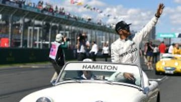 Lewis Hamilton en la &#039;drivers parade&#039; del GP de Australia.