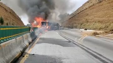 Tráiler se incendia al chocar con autobús; hay 10 heridos