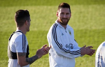 ArgentinaxB4s forward Lionel Messi (R) applauds during a training session at Ciudad Deportiva Antonio Asensio in Palma de Mallorca on November 12, 2019