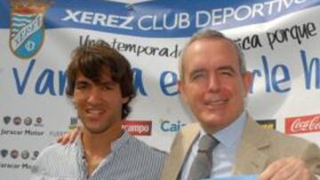 <b>ILUSIONADO. </b>Israel Bascón fue presentado ayer en Chapín como nuevo jugador del Xerez.