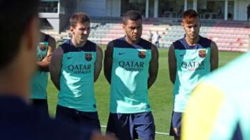 Messi, Dani Alves y Neymar escuchan atentamente las instrucciones del Tata.