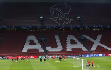 Panorámica del entrenamainto del conjunto madridista en el Johan Cruyff Arena.  