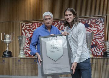 Clemente Villaverde, gerente del Atl¨¦tico de Madrid, entrega a Filipe una r¨¦plica de su placa como leyenda del club.