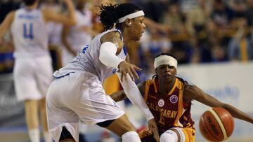 Dandra Moss ante Olivia Epoupa durante el partido de vuelta de semifinales de la Eurocopa femenina entre el Perfumerías Avenida y el Galatasaray.