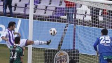 <b>BAJO PALOS Y SIN FORTUNA. </b>El local Barragán impide que el Betis lograra el empate tras un centro de Isidoro que el meta Jacobo desvió con muchos problemas.