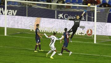 Ocasión de En Nesyri, al larguero, en el Levante-Leganés (2-0)