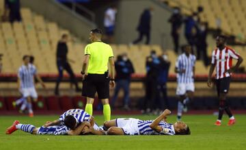 Los jugadores de la Real Sociedad celebraron la victoria tras finalizar el partido.