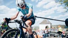 Sof&iacute;a Bertizzolo sube el Muro de Huy durante la Flecha Valona femenina 2019.