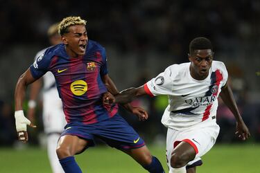Nuno Mendes del PSG comete falta sobre Lamine Yamal del Barcelona durante duelo entre el Fútbol Club Barcelona y el PSG.