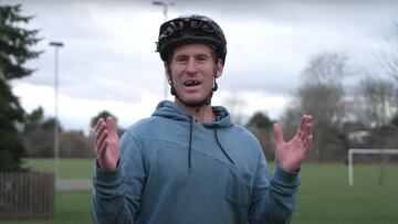 El rider británico de Mountain Bike Sam Pilgrim haciendo un gesto con las manos de algo muy grande en un vídeo de YouTube en el que bate 4 récords del mundo de MTB, en Essex (Reino Unido).