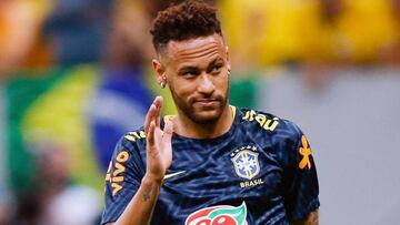 Neymar, antes del arranque del partido ante Qatar.