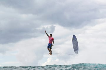 París 2024 también se vive a más de 15.000 kilómetros, en los territorios de ultramar de la Polinesia Francesa. Allí, en Tahití, tuvo lugar la tercera ronda de la competición de surf en categoría masculina. En la imagen, el brasileño Gabriel Medina parece levitar tras recibir una de las grandes y temibles olas de Teahupo'o.