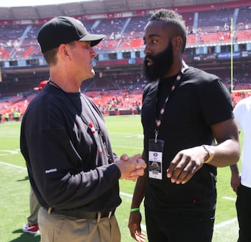 Incluso, ha sido captado en los entrenamientos de los 49ers, expresando su gran apoyo.