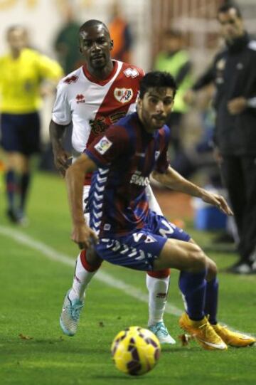 El defensa del Eibar Eneko Bóveda persigue el balón junto al francés Gael Kakuta.