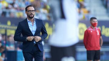 Jose Bordalas, head coach of Valencia, gestures during the spanish league, La Liga Santander, football match played between Cadiz CF and Valencia FC at Nuevo Mirandilla stadium on October 2, 2021, in Cadiz, Spain.
AFP7
02/10/2021 ONLY FOR USE IN SPAIN