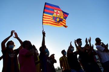 Los aficionados del FC Barcelona se manifestaron en las puertas del club.