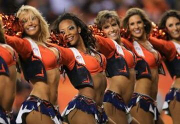 Actuación de las Cheerleaders de los Denver Broncos en el partido ante los Baltimore Ravens.