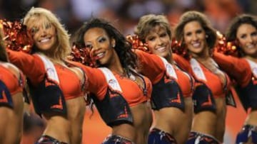 Actuación de las Cheerleaders de los Denver Broncos en el partido ante los Baltimore Ravens.