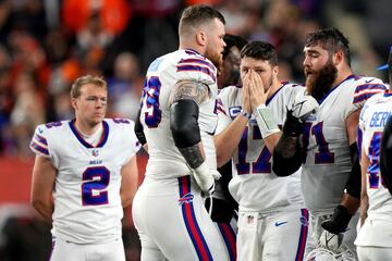 Los jugadores de los  Buffalo Bills viven momentos de tensión durante el tiempo en el que Damar Hamlin, es atendido en el campo después de una colisión en el terreno de juego.
