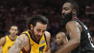 Ricky Rubio bota ante James Harden.