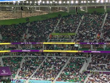 Fotografía de las gradas de Al Thumama durante el partido entre Francia y Polonia