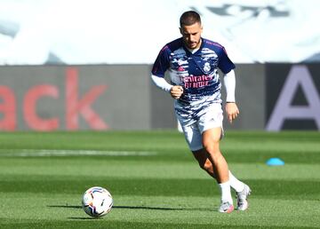 El belga Eden Hazard en el calentamiento antes del inicio del Real Madrid-Huesca. Primera titularidad de Eden en este curso.