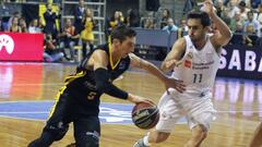 GRA007. SANTA CRUZ DE TENERIFE, 04/11/2017.- El jugador argentino del Iberostar Tenerife Nicol&aacute;s Richotti (i) juega un bal&oacute;n ante Facundo Campazzo, ambos del Real Madrid, durante el partido de la Liga ACB disputado esta tarde en Santa Cruz de Tenerife. EFE/Crist&oacute;bal Garc&iacute;a