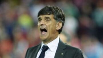 JOSE LUIS MENDILIBAR durante un GRANADA - LEVANTE