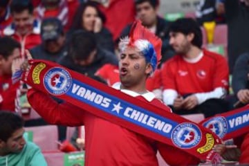 Los hinchas chilenos se hacen presente en las tribunas del Estadio Nacional.