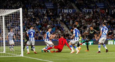 Ocasión de Éder Militão. Ceballos saca una falta, Remiro no bloquea y el defensa brasileño estrella el balón contra la defensa 'txuri-urdin'.