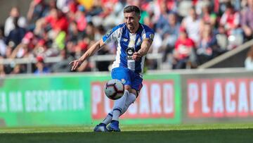 H&eacute;ctor Herrera disputando un partido con el Porto en la temporada 2018-2019.