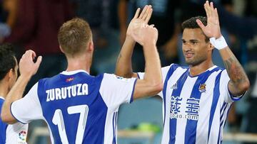 Los jugadores de la Real Sociedad, el brasile&ntilde;o Willian Jos&eacute; (d) y Zurutuza, celebran un gol. 