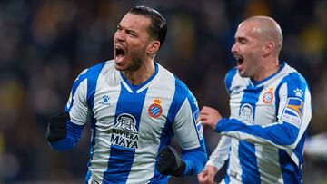 CADIZ, SPAIN - JANUARY 18: Raul De Tomas of RCD Espanyol celebrates scoring his teams second goal during the LaLiga Santander match between Cadiz CF and RCD Espanyol at Estadio Nuevo Mirandilla on January 18, 2022 in Cadiz, Spain. (Photo by Fran Santiago/