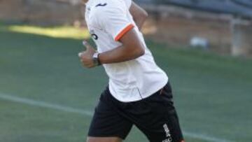 Soldado se ejercitó ayer con Sergio Canales.